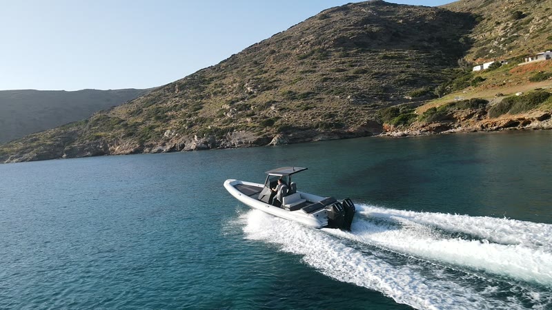 RIBCO Blade 30 underway with its wake