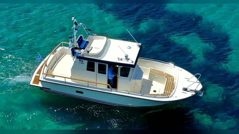 Targa 27 moored over turquoise water
