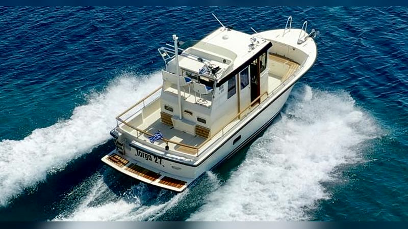 Targa 27 at speed with the bow planing