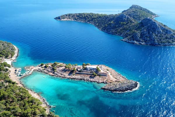 The turquoise shallows of Agistri