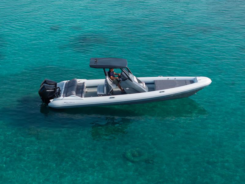 ΠΛΩΙΣΤΟΣ 1 — RIBCO Blade 30 (2024), 10m flagship RIB with twin Mercury 225hp in crystal-clear Aegean water